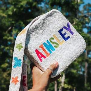 Bolso bandolera cuadrado con bordado de rayo de cuentas blancas, personalizado con nombre, para mujer, con borla y correa. - Product Image 2