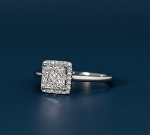 Anillo de Compromiso y Boda con Halo de Diamantes Cultivados en Laboratorio, Corte Princesa, 1.09 Quilates, Oro Blanco de 14K, Bañado en Rodio, VVS2, Certificado IGI - Product Image 3