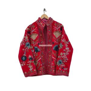 Veste d'hiver courte en velours brodé Suzani faite à la main, prix de gros, veste courte Suzani pour femme, taille unique, veste courte matelassée Kantha - Product Image 1