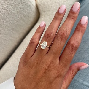 Bague de fiançailles minimaliste moderne en or jaune 14 carats avec diamant de laboratoire allongé de 2 carats, taille coussin, demi-sertissage, certifiée IGI - Product Image 6