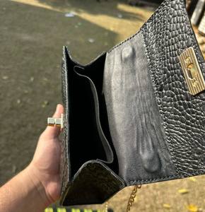 Sac bandoulière mini noir à motif crocodile, pochette d'épaule texturée alligator pour femme - Product Image 4