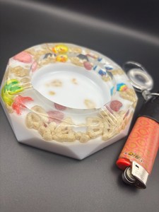 Cendrier en résine moderne et durable avec finition brillante – Fournisseur de cendriers commerciaux personnalisés pour hôtels, restaurants et bureaux - Product Image 3