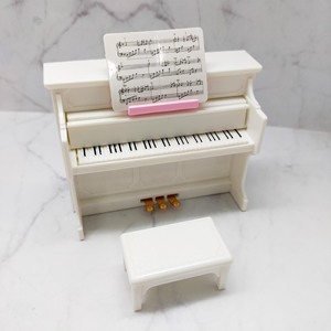 Mini piano y taburete de plástico color marfil, accesorio de escena musical para casa de muñecas, decoración del hogar, para mayores de 14 años - Product Image 1
