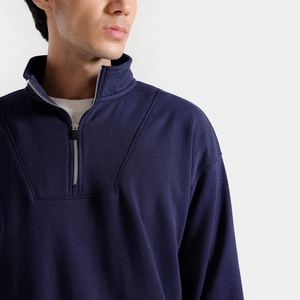 Sweat-shirt essentiel Signature de poids moyen : 100 % coton durable avec une silhouette cintrée moderne - Product Image 4