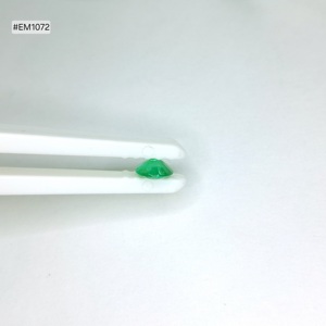 Piedra suelta de esmeralda zambiana de grado 3A, corte ovalado, 1.24 ct, gema verde natural, 9.10x6.90x3.40 mm, ideal para joyería personalizada. - Product Image 4