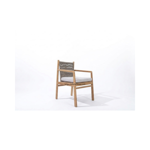 La chaise de salle à manger Devora, dotée d'un cadre robuste en teck et d'accoudoirs en corde tressée de manière complexe, allie une élégance naturelle. - Product Image 1