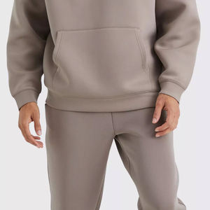 Conjunto de dos piezas: Sudadera con capucha estampada con lavado ácido y pantalones jogger de felpa ecológica en gris taupe sólido. - Product Image 6