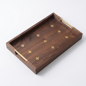 Plateau de service en bois fait main, vente en gros, personnalisé, OEM, ODM, avec incrustation en laiton, poignées à motif croisé, plat décoratif DECORYUG - Product Image 1