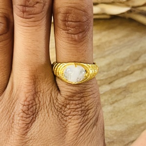 Bague en pierre de lune au design unique, bagues bohèmes en laiton pour femmes, plaqué or 18 carats, bague signet texturée, bijoux chics pour la vente en gros/OEM/ODM - Product Image 2