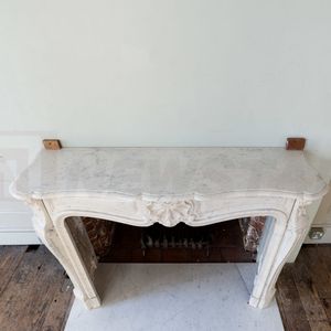 Inserto per Caminetto Elettrico o <span class=keywords><strong>a</strong></span> <span class=keywords><strong>Gas</strong></span> in Marmo Bianco di Carrara Personalizzato, <span class=keywords><strong>Design</strong></span> Moderno per Ville con Supporti TV - Product Image 2