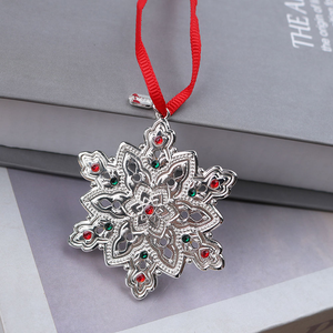 Ornement de Noël en métal flocon de neige argenté, délicat, sculpté, artisanat personnalisé, décoration de sapin de Noël 2026 - Product Image 2