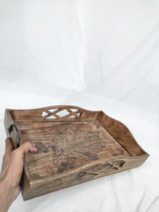 Grand plateau de service en bois fait à la main, plateau en bois rustique incrusté de fleurs sculptées à vendre en vrac de l'Inde à bas prix - Product Image 3