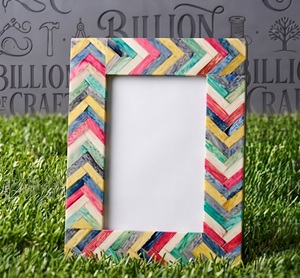 Cadre photo rectangulaire vertical en os coloré fait main à chevrons, support photo de table, décoration - Product Image 1