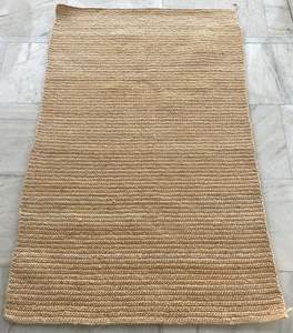 Tapis à rayures tricoté à la main, texture épaisse, prix d'usine, fabriqué en polyester, idéal pour les intérieurs de luxe et l'extérieur. - Product Image 1