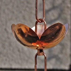 โซ่ระบายน้ำฝนลายดอกไม้โลหะสีทองแดงสุดตระการตา ออกแบบมาเพื่อเปลี่ยนการระบายน้ำฝนธรรมดาให้กลายเป็นจุดประกายสวยงาม - Product Image 4