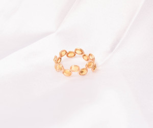 แหวนแซฟไฟร์สีเหลืองธรรมชาติแบบโซลิแทร์ในตัวเรือนทองคำแท้ 18K สีเหลือง – วงแหวนประดับพลอยแบบฝังขอบ หรูหรา หินประจำเดือนเกิดเดือนกันยายน - Product Image 2