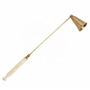 Extincteur de bougie en laiton à succès avec poignée en bois, éteignoir de bougie, éteignoir de mèche de bougie, cadeau pour les amateurs de bougies - Product Image 6