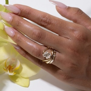 Bague de fiançailles unique en or massif 14K/18K avec émeraude de 1,5 carat et diamant de laboratoire, motif vague élégante, bijoux de mariage - Product Image 3