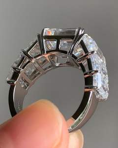 Anillo de Diamantes Baguette Cónicos Laterales Esmeralda, Diamante Cultivado en Laboratorio, Diamante Grande, Regalos de Aniversario de Bodas para Mujer, Oro Blanco de 14k - Product Image 3