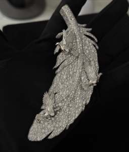 Pendentif de luxe en moissanite avec plumes pour femme, motif oiseaux micro-pavés, taille brillant rond, breloque étincelante - Product Image 1