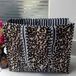Sac fourre-tout matelassé en coton grande capacité à motif floral rayé, sac à main réversible léger pour voyage, plage et shopping, sac à bandoulière - Product Image 1