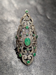 Anillo victoriano artesanal REYES con diamantes en plata de ley y oro de 14 quilates con esmeralda natural, joyería fina para mujer - Product Image 1