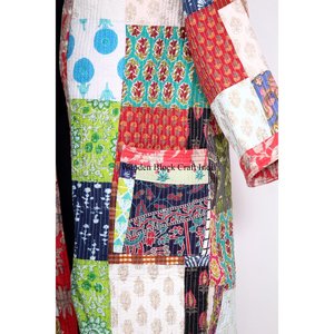 Kimono corto de patchwork de lujo 100% seda estampada Kantha para mujer, suave bata de kimono de invierno con bolsillos y cinturón, a la moda para otoño. - Product Image 2