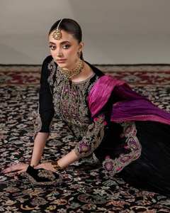 Elegante y Exclusivo Traje Salwar Farsi en Tela de Terciopelo, Top, Pantalón y Dupatta de Viscosa con Bordado de Hilo y Lentejuelas - Product Image 2