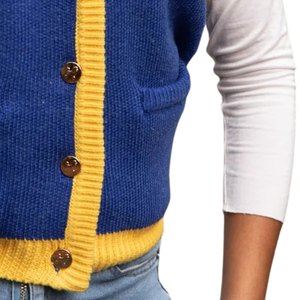 เสื้อกั๊กไหมพรม Sigma Gamma Rho สีน้ำเงินทองสำหรับผู้หญิง แบบติดกระดุม สไตล์ลำลองแบบ Preppy สำหรับชมรมนักศึกษากรีก - Product Image 6