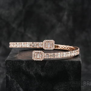 Brazalete de Lujo Chapado en Oro Rosa con Diamantes, Corte Baguette, Engaste Geométrico en Canal, Joyería de Boda para Mujer - Product Image 1