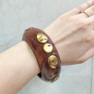 Meilleures ventes : Bracelet manchette en bois naturel avec clous en laiton doré, fait main, bijoux de mode pour femme, collection vente en gros et au détail - Product Image 2