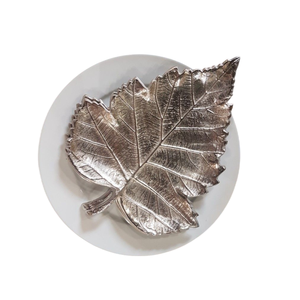 Plato decorativo de metal con forma de hoja, hecho a mano, con patrón de plantas grabado, estilo vintage, para servir comida y aperitivos. - Product Image 6
