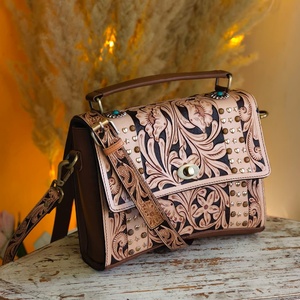 Bolso Bandolera Compacto de Cuero Genuino Venus Leathers, Hecho a Mano, con Cierre de Cremallera y Patrón de Letras, Estilo Western, para Mujer - Product Image 2