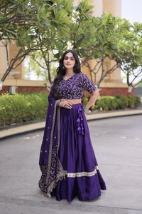 Conjunto de Lehenga con Bordado de Lentejuelas Zari en Satén Purple Glory - Product Image 2