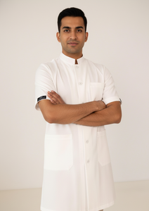 Tunique médicale professionnelle blanche à manches courtes, uniforme moderne pour les soins de santé et la beauté, haut de blouse minimaliste pour infirmières - Product Image 3