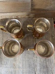 Mug en cuivre classique avec poignée en laiton, idéal pour servir de la bière, des cocktails, du thé, du café et pour la présentation de matériel de bar vintage, provenant d'Inde. - Product Image 3