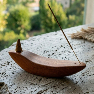 Quemador de incienso de madera hecho a mano con forma de barco, doble uso para varillas y conos, elegante quemador de madera natural para el hogar zen, yoga y decoración. - Product Image 1