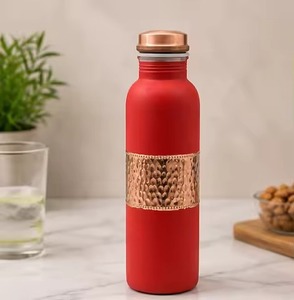 Botella de agua de cobre con forma curva, acabado martillado y tapa de madera, portátil. - Product Image 3