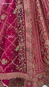Ensemble de lehenga rose bonbon en satin de soie avec broderie paon, travail Dori et strass, pour femme - Collection mariage - Product Image 5