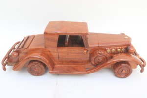 Modèle de voiture vintage en bois artisanal DUESENBERG MODEL SJ "SWEEP PANEL" PHAETON de 1933 pour souvenir, cadeau ou décoration de table - Product Image 4
