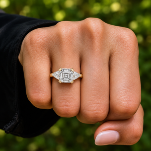 Bague de mariage en or massif 14 carats avec diamant de laboratoire taille Asscher et accent latéral en forme de triligne, 2 carats, certifiée IGI CVD DEF VVS pour femme - Product Image 2