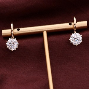 Boucles d'oreilles classiques en diamants de laboratoire, en promotion, pour un usage quotidien et un confort décontracté, disponibles au prix export. - Product Image 3