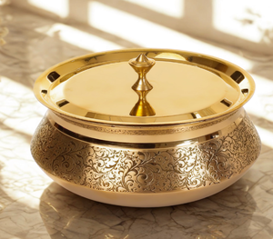 Encantadora olla de latón martillado con un exterior texturizado y un interior de acero inoxidable impecable. Disponible a precio de mayorista. - Product Image 6