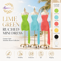 Robe sans manches, design dos nu moulant et tendance, idéale pour l'été à la plage ou sur les dunes de sable.
