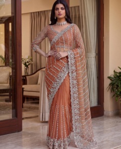 ชุดส่าหรีอินเดียประดับด้วยลูกปัดและงานปักลายฉลุ พร้อมเสื้อปักเลื่อมและขอบส่าหรีแบบสแกลลอป - Product Image 1