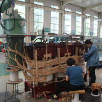 Transformateur de distribution immergé dans l'huile Dyn11 10 kV vers 400 V avec commutateur de branche sous charge, pour usage extérieur, postes de transformation et réseaux industriels