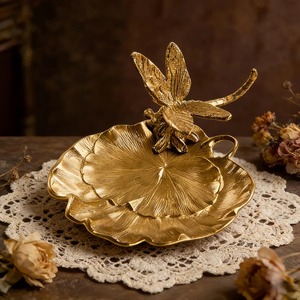Plateau décoratif en métal doré à motif artistique en forme de feuille, parfait pour les cadeaux festifs, les cadeaux de pendaison de crémaillère et les occasions spéciales - Product Image 3