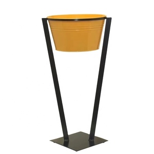 Macetero Metálico de Pie con Maceta Extraíble, Diseño Moderno, Base Estable para Decoración Interior y Exterior y Plantas Elegantes - Product Image 1