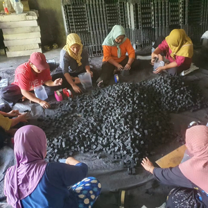 ถ่านโคโค่โกลด์สำหรับบารากุ  เป็นเชื้อเพลิงที่เป็นมิตรต่อสิ่งแวดล้อม ปราศจากควัน เหมาะสำหรับบารากุในซาอุดีอาระเบีย งานสังสรรค์ในครอบครัว และอุตสาหกรรมบริการ - Product Image 1