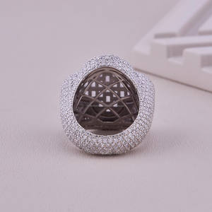 Anillo de compromiso de moissanita con corte baguette y diseño de trébol, estilo hip hop, de lujo, de plata de ley 925 con baño de rodio, joyería de regalo de boda con incrustaciones. - Product Image 4